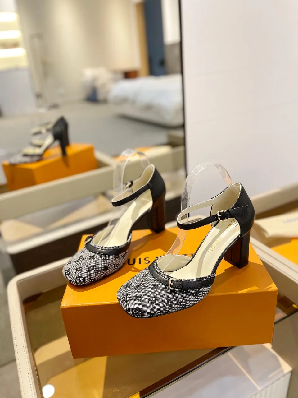 👟👟Ex-factory price 640👟👟 2024 latest L✔ The latest catwalk style slippers from L✔ Home counters, official website series updated simultaneously, perfect last + LV new element button design, full of femininity, noble temperament, original reverse mold last, ultimate 1:1 shape, high-end quality, imported high-end fabrics showing exquisite texture! Fabric: LV denim Lining: high-quality soft sheepskin lining Feet: imported goatskin Customized A-grade high-density private mold outsole, luxurious packaging! 8 cm thick heel Size: 34-42, (34, 40, 41, 42 customizations are non-refundable)